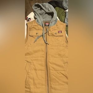Men’s small Wrangler vest with hood.